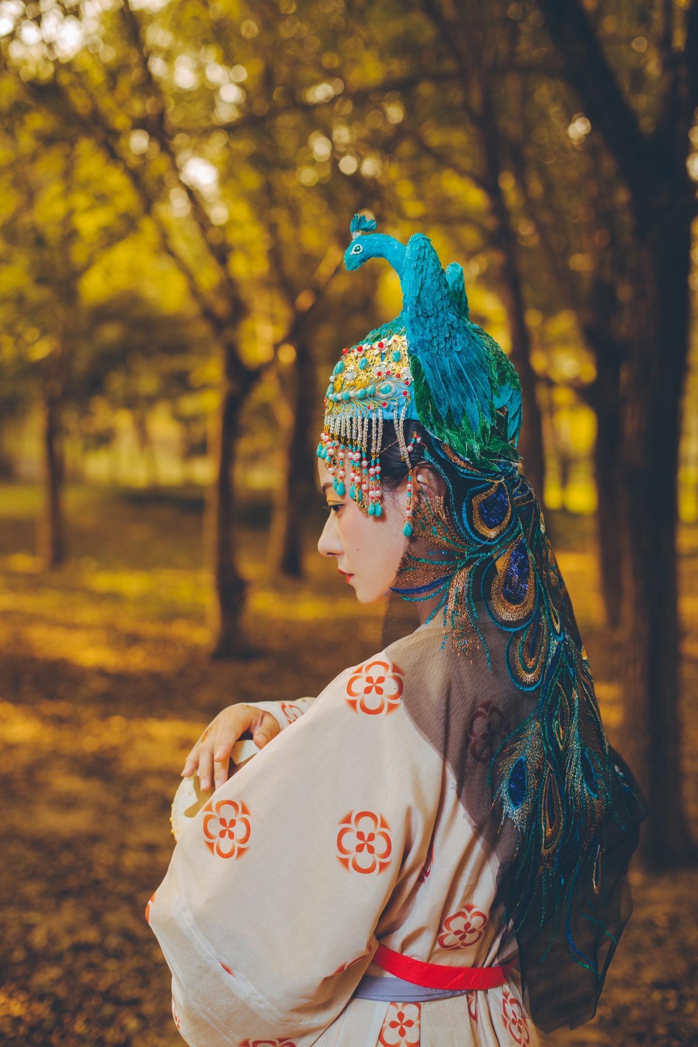 唐·孔雀冠。✨鸟冠是唐代女子首服中最具特色的冠式，唐杜佑《通典》乐六“坐立部伎”条记载：“光圣乐，玄宗所造也。舞者八十人，鸟冠，五彩画衣。兼以上元、圣寿之容，以歌王业所兴。” 
✨唐金乡县主墓有出土一件戴孔雀冠的击鼓骑马女俑，冠上的孔雀翘首远眺，羽毛由天蓝、浅绿、红、黑彩绘而成，华美宽大的尾羽飘然垂下，覆于女俑的肩背部。 
✨这次的穿搭就是参考了孔雀冠击鼓骑马女俑，感谢安老师手工制作的孔雀冠。