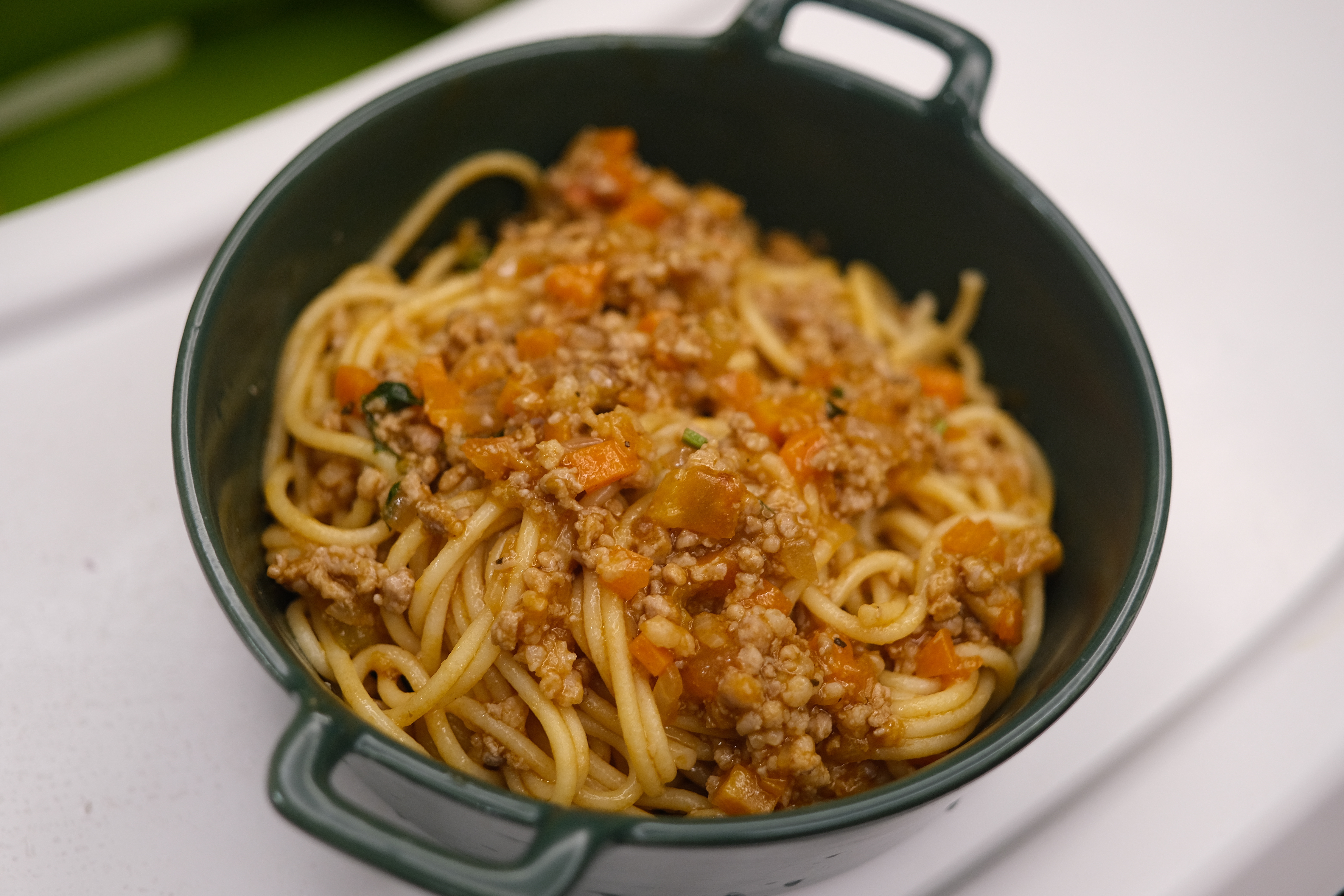 焗意面就更简单了。肉酱炒好，意面煮好，上面撒一层奶酪碎进烤箱，出来就可以直接吃了