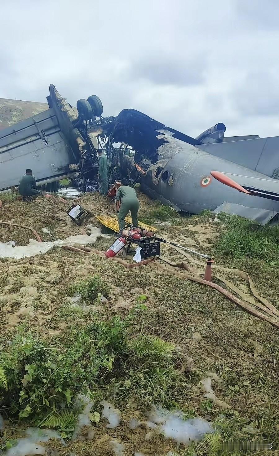 万万没想到啊！在自家空军基地正常着陆都能摔成这样，印度这款老运输机又闯了大祸！