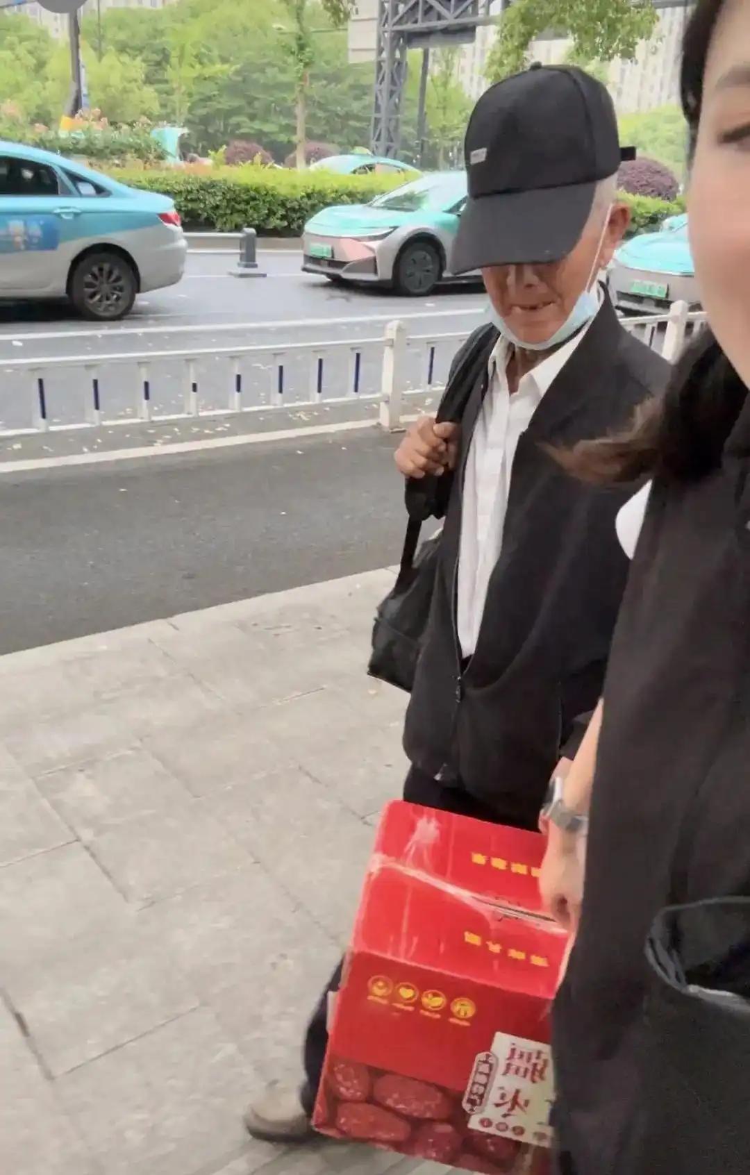 5月21日傍晚，杭州天色慢慢暗了下来，刚下班的95后铁路列车长楼俏媛，正走在杭州