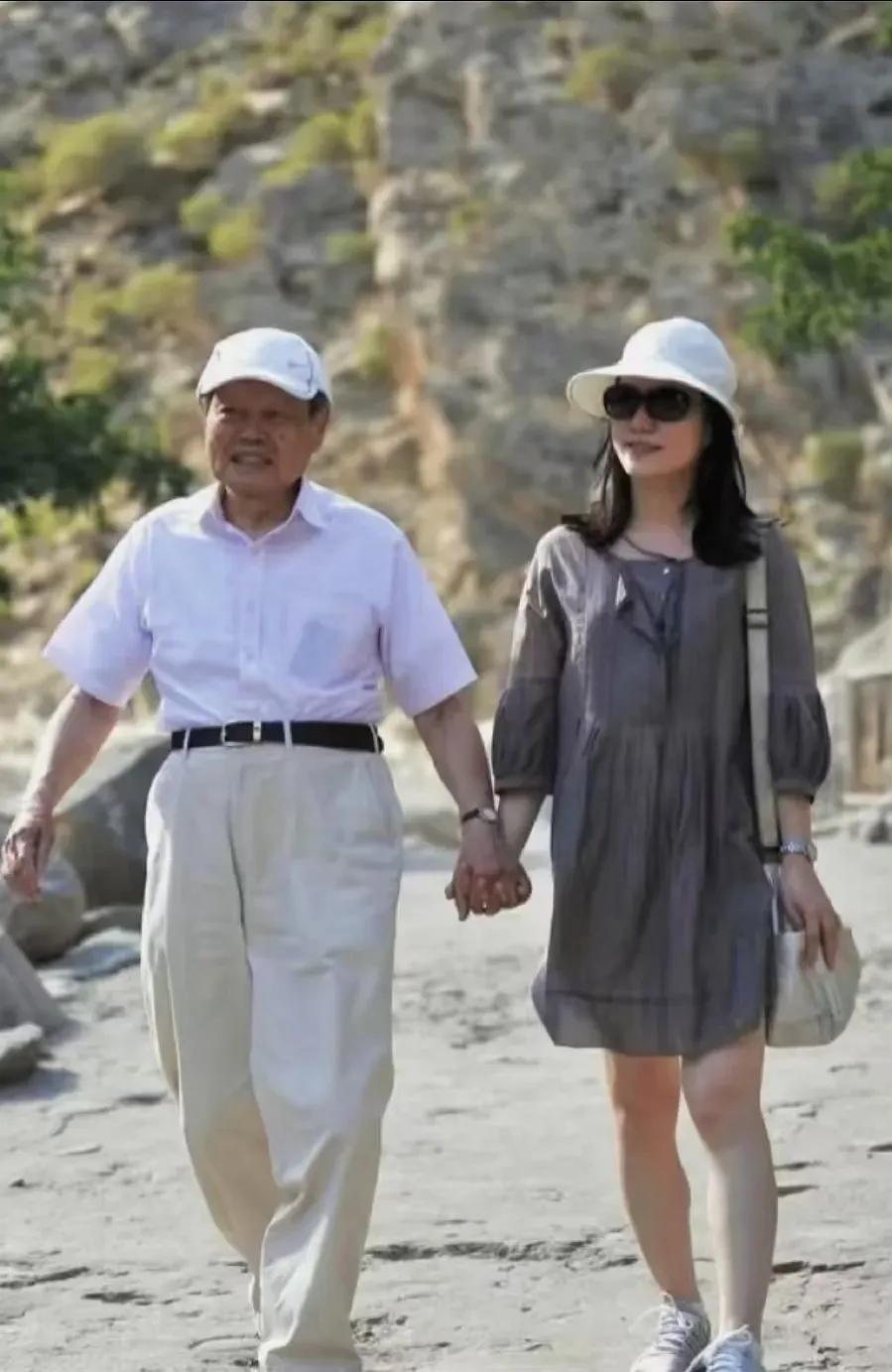 也说说翁帆
二十一年的坚守
她让世人明白了什么是婚姻
二十一年的坚守
她让世人不