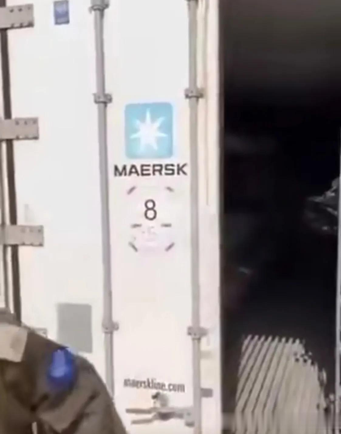 以媒曝光，以色列国防军储存自己人的临时停尸房，
画面显示是直接征用马士基公司的冷
