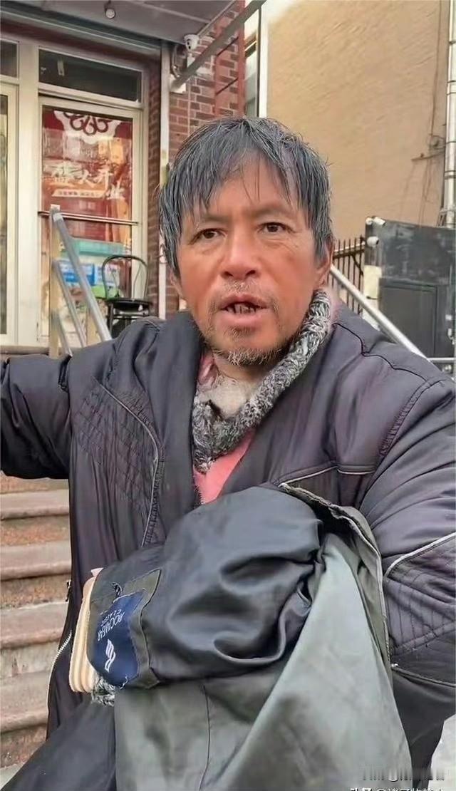 这个不是复旦大学校友吗？有在美国的网友拍视频和照片说，还在美国当流浪汉呢！那么，