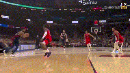 米切尔今天这个头顶风车过人太帅了！ 