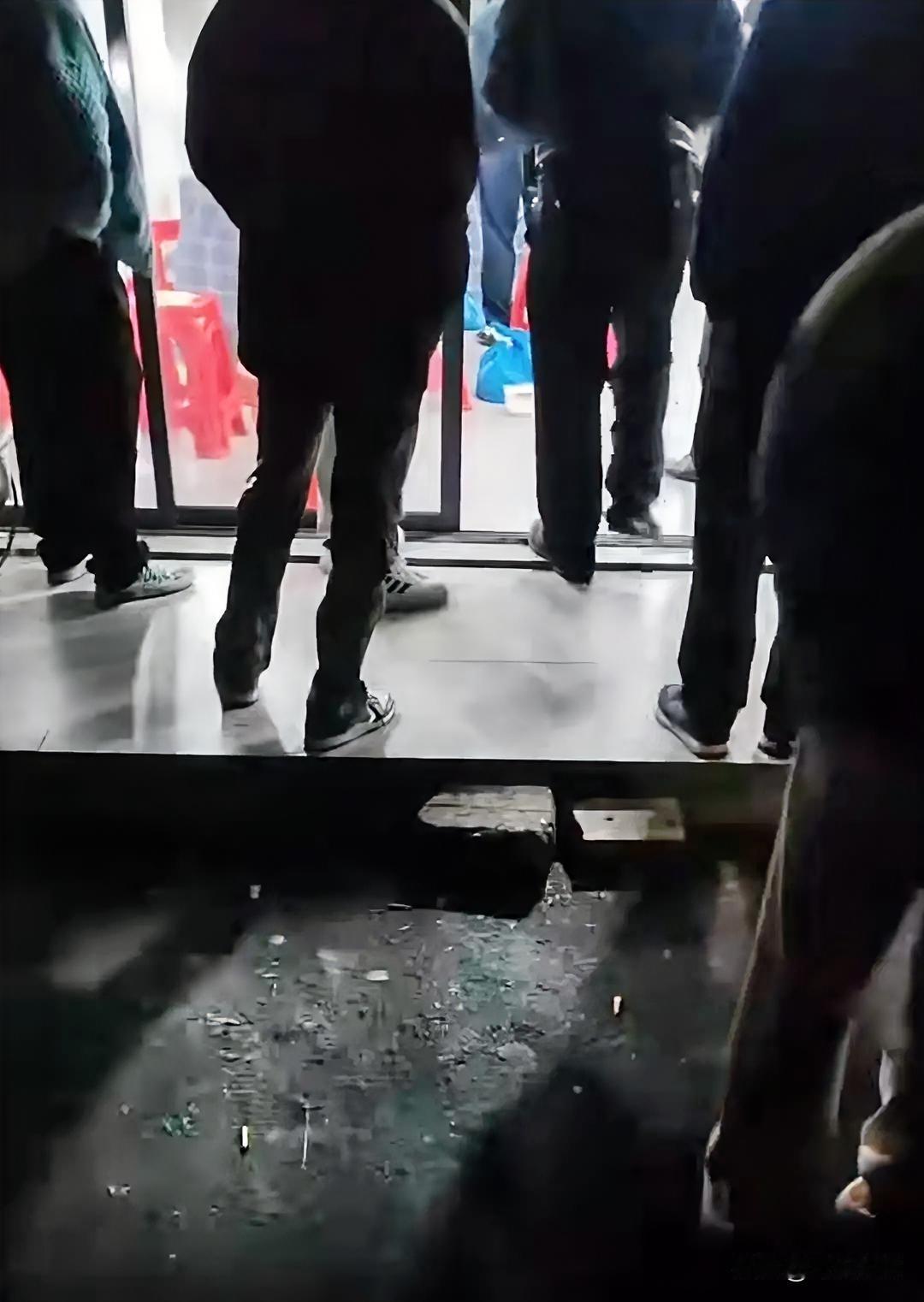 近日湖南，一麻将馆深夜，被赌客半夜撬开门，偷换麻将，更换程序。这种操作也不是第一