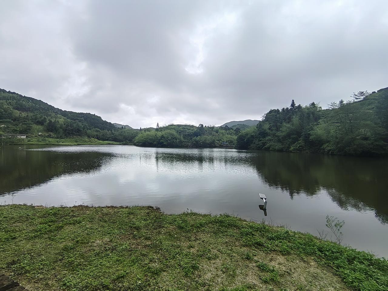 静谧湖畔，绿意盎然，云雾缭绕，心旷神怡。🍃🌿🌳