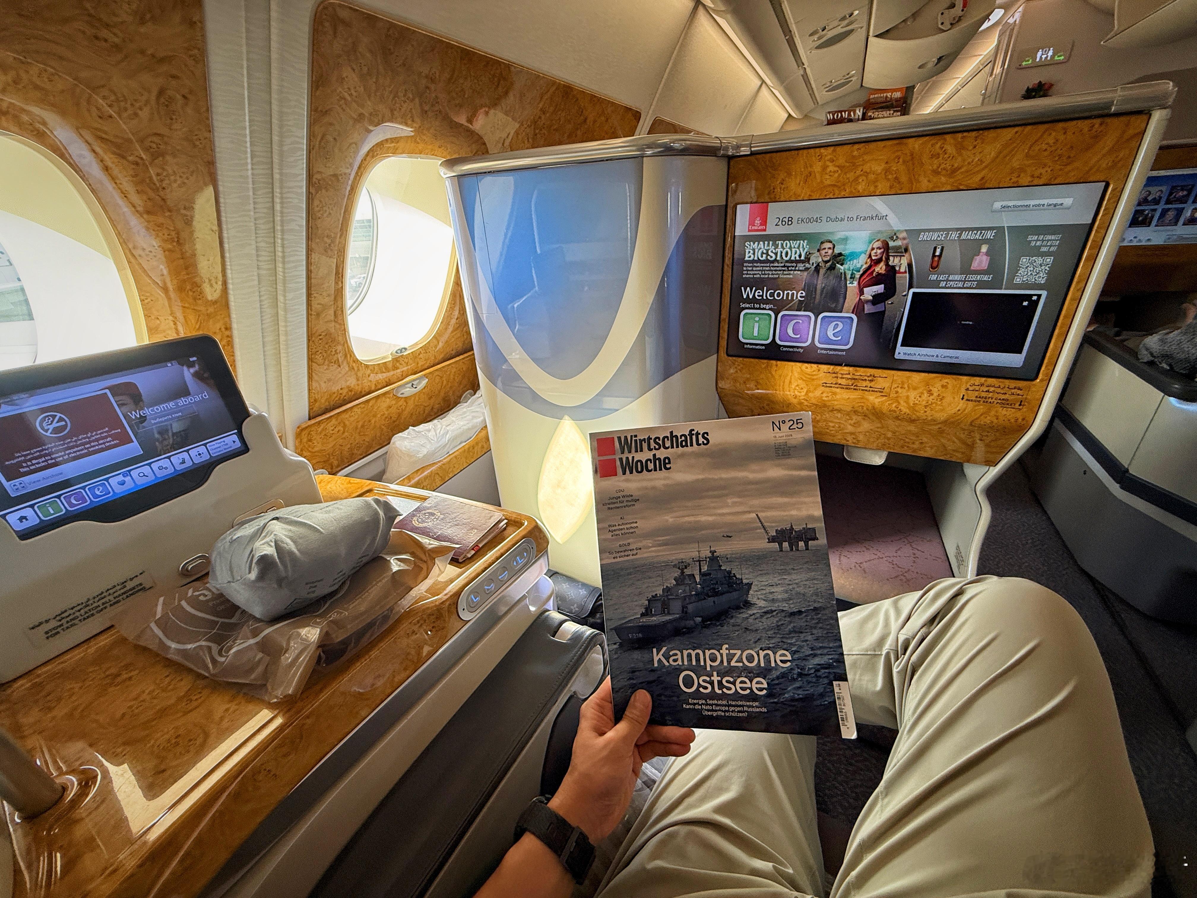 迪拜转机飞法兰克福，阿联酋航空的A380机队确实帅。上下双层，楼上头等/商务舱，