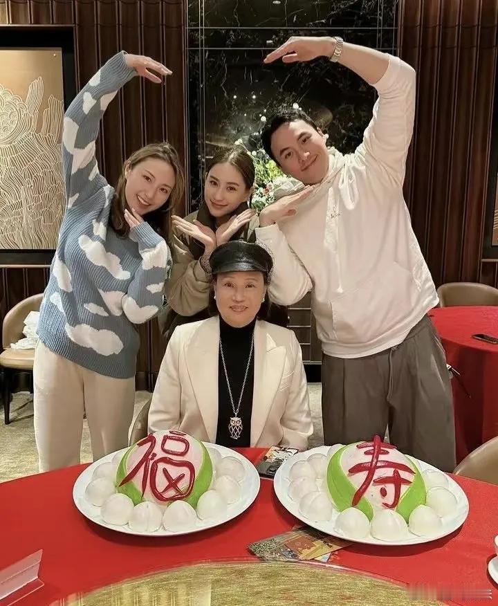 赌王三太近照依旧还很减龄漂亮，气质端庄大方，一点也看不出都已经70岁了！