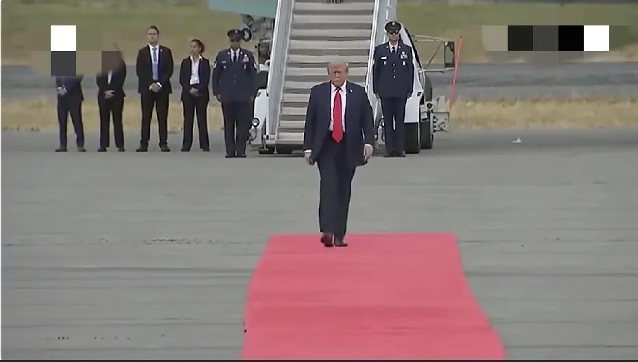 特朗普走红毯时左右摇摆，特朗普心中所想，和美国人民心中所想的区别。
特朗普：哇，