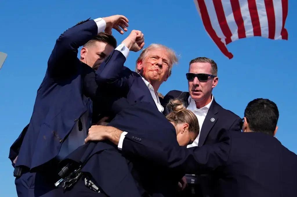 特朗普遇刺案两年再曝新线索：匿名出资火化、冒用身份收包裹！FBI 越挖越不对劲？
