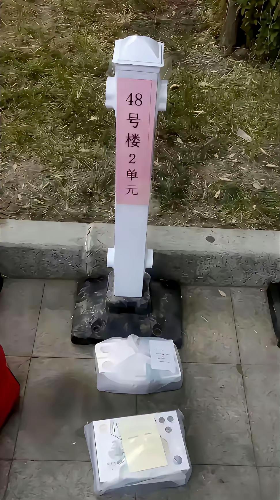 网友:
物业不许外卖进小区，搞出了这骚操作！大家看看这像啥？无语！[捂脸]