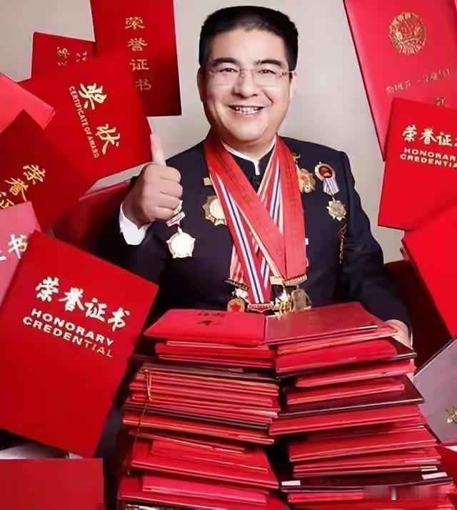 他把现金堆成山，高调捐款20亿后“消失”，如今现身却在家种地。
 
这个人就是陈