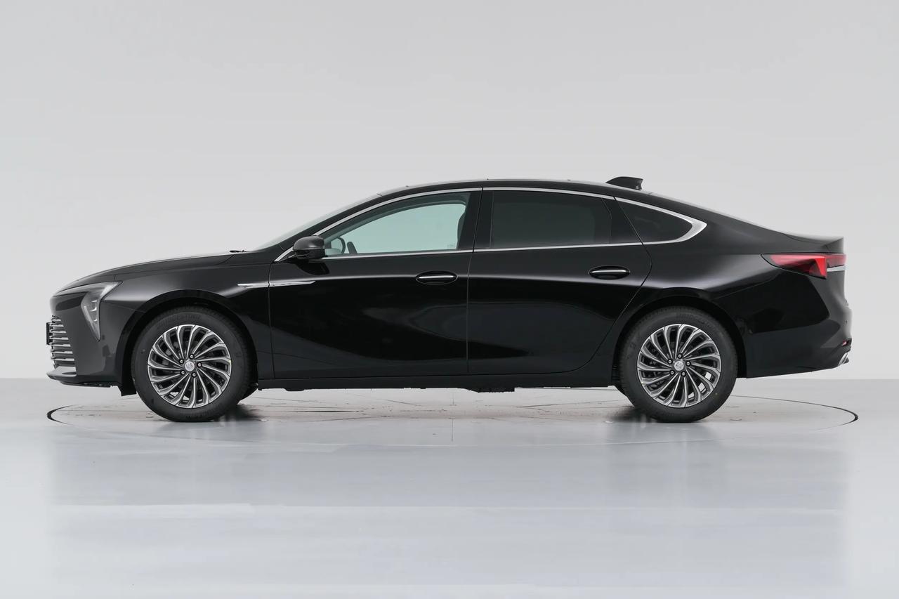 说实话，现在买君越确实挺划算的。终端优惠可不小，大概16万左右就能买这款正经的合