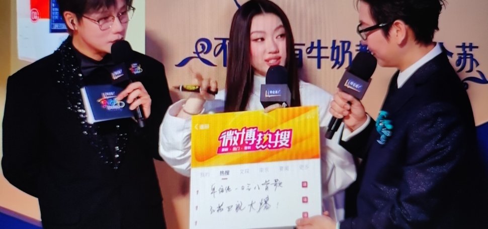 单依纯一口气在江苏卫视跨年晚会唱了8首歌 