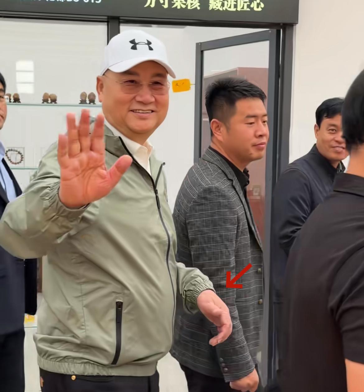 73岁“唐僧”迟重瑞身体状况惹担忧！与继子赵勇现身河北保定。
走路有些费劲，且左