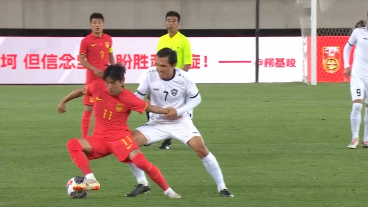 罕见！韦世豪变国足中场指挥官：进球+攻防俱佳+连过3人戏耍对手
韦世豪在国足1-