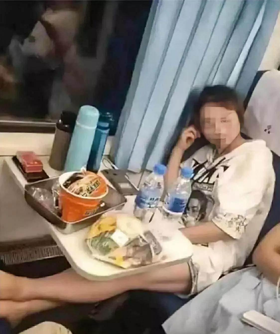 可怜的大叔，闻了你一路脚味