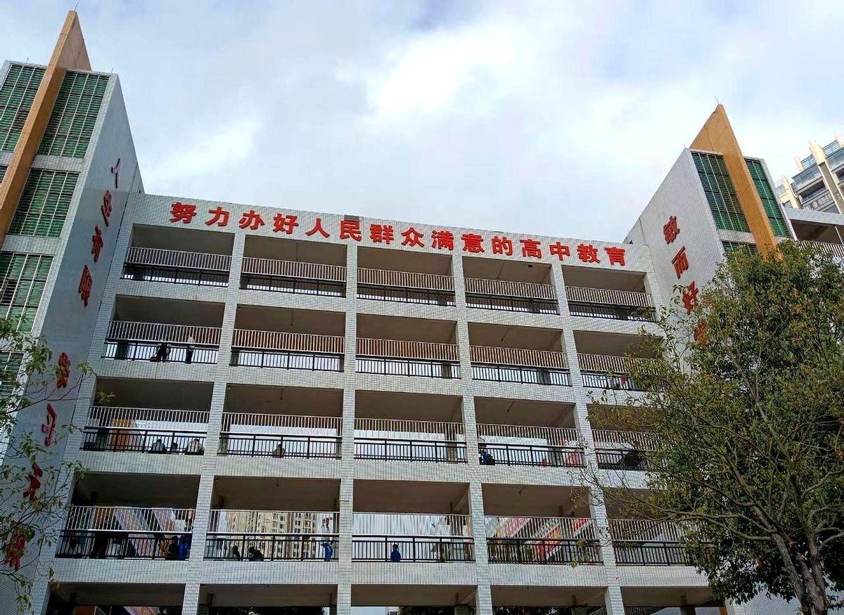 2026年茂名高州市高中招生计划
家里人拿着这张单子，手指头就在那几个大头学校上