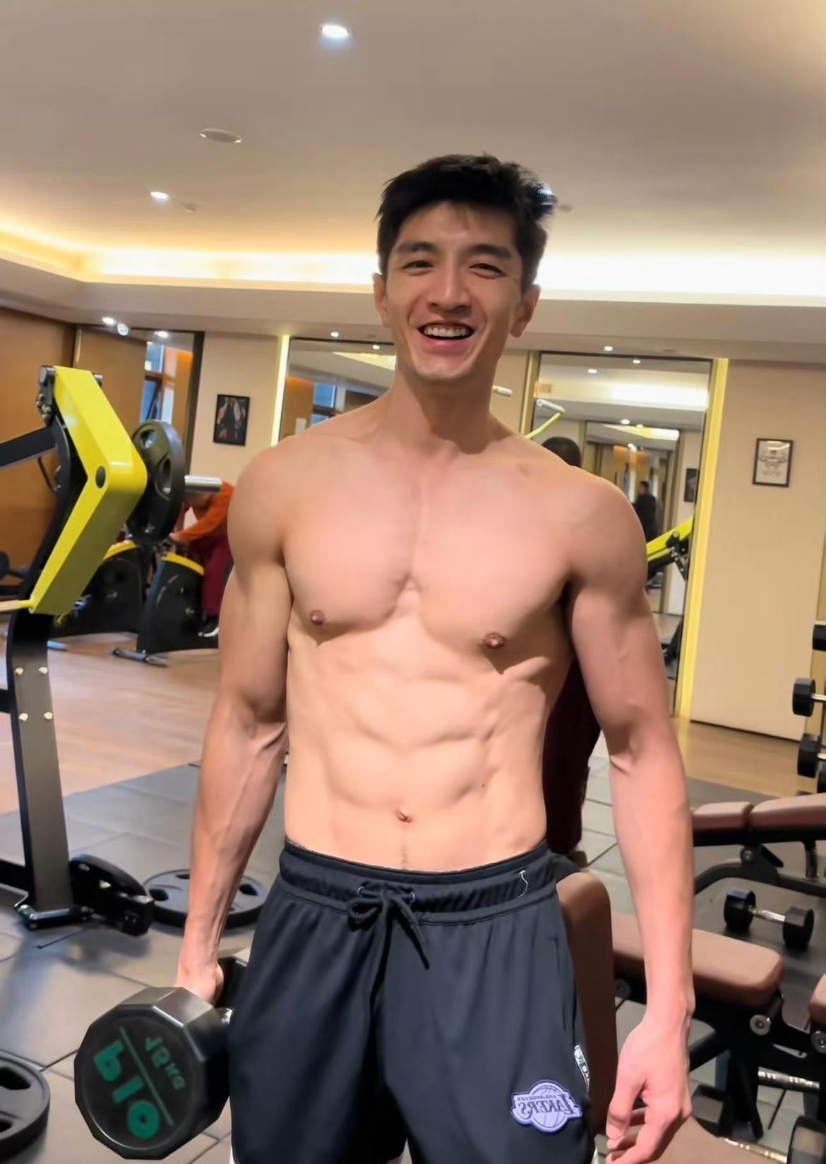 金翰你们还记得吗？现在瘦了变好帅啊！闺蜜看到时对着屏幕狂尖叫，他现在整个脸型都变