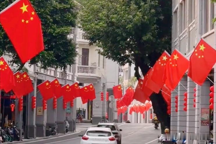 现在的广州街头，很多地方都挂满了中国红，国庆氛围感已经拉满了！
 
尤其是广州荔