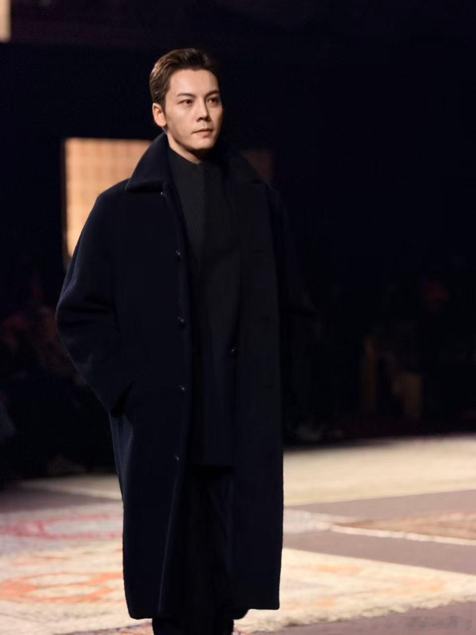 陈伟霆米兰走秀 陈伟霆在米兰Zegna大秀的走秀现场太惊艳了！他一出场，那氛围感