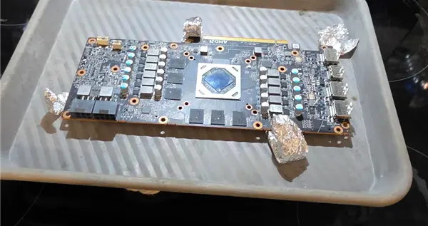 烤箱修顯卡大法再現！報廢RX 6700 XT 188°C烘烤：12分鐘復活