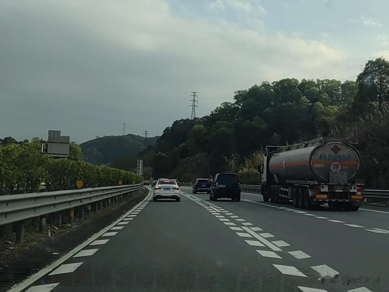青山隐隐路迢迢，车马行行入画图。大年初三。