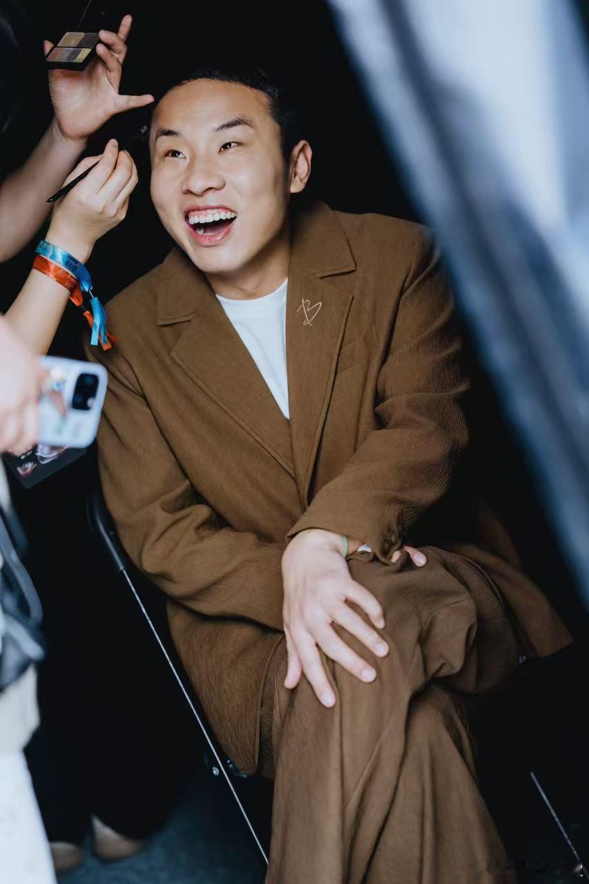 徐志胜自曝春晚的衣服二百多从慌张到坦然，徐志胜自曝春晚衣服二百多，每一步都充满喜