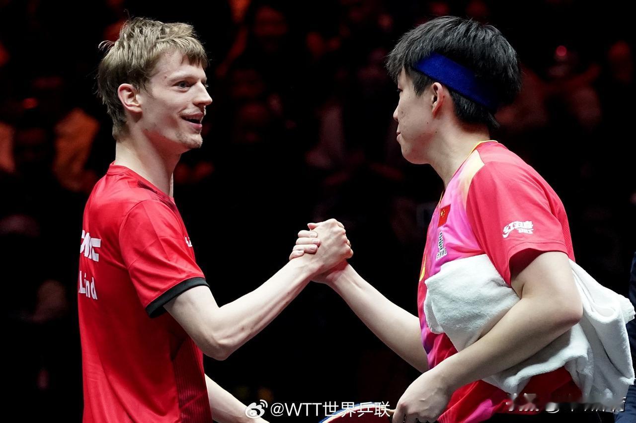 在万众瞩目的WTT中国大满贯2024男单16强战中，王楚钦遭遇意外滑铁卢，以1-
