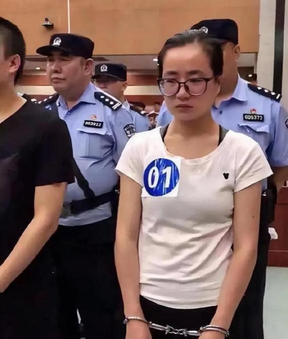 2019年，正在读硕士的杨春燕，在教室上课时被警方带走。老师一脸惊讶地说：“是不