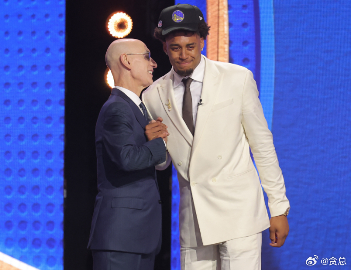 NBA选秀大会首轮第11顺位，勇士选择了来自密歇根大学的大龄内线亚克赛尔·伦德博