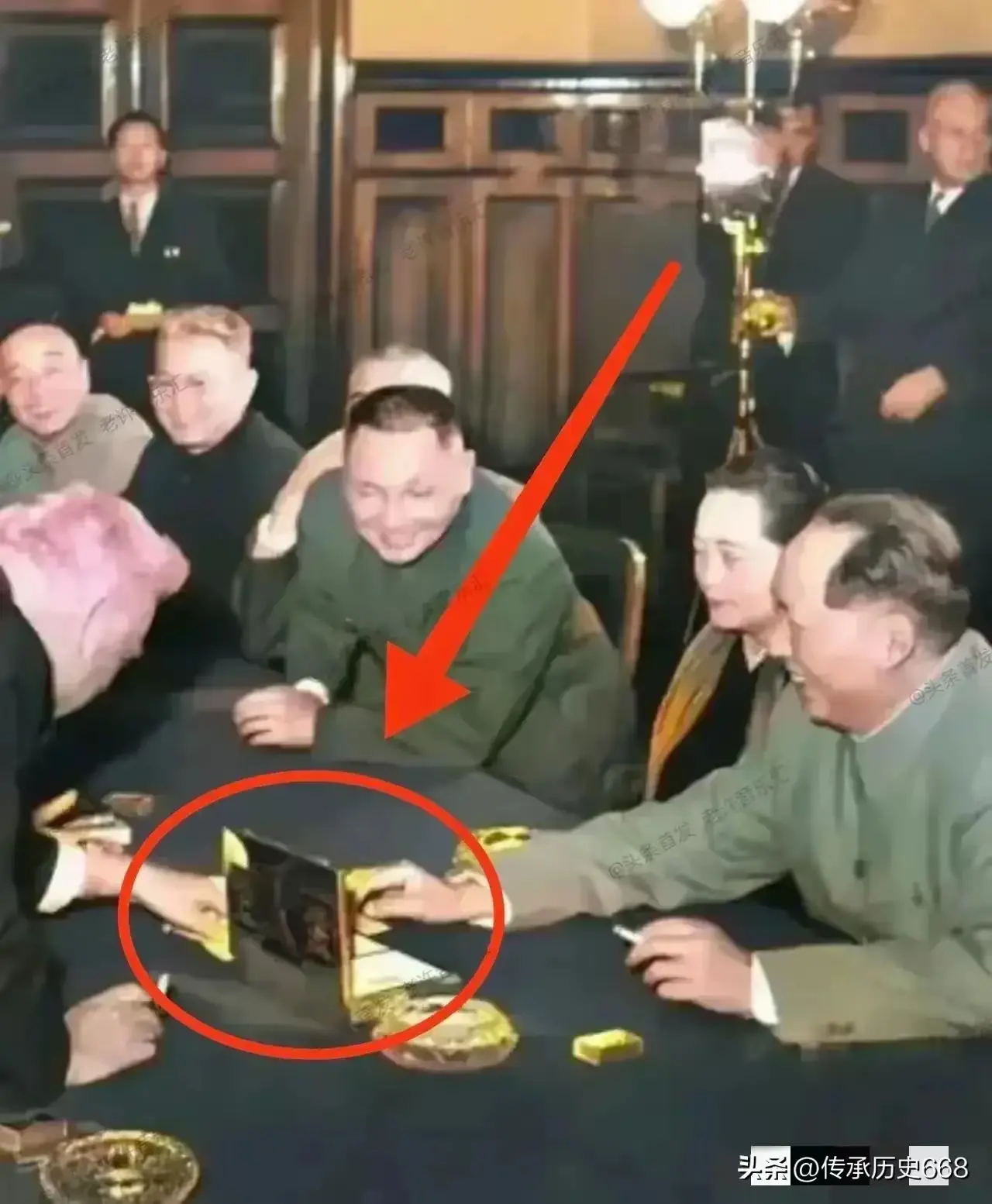 照片中，毛主席和他的战友们围桌而聚，红箭头，，所指的地方，激起了每个人...