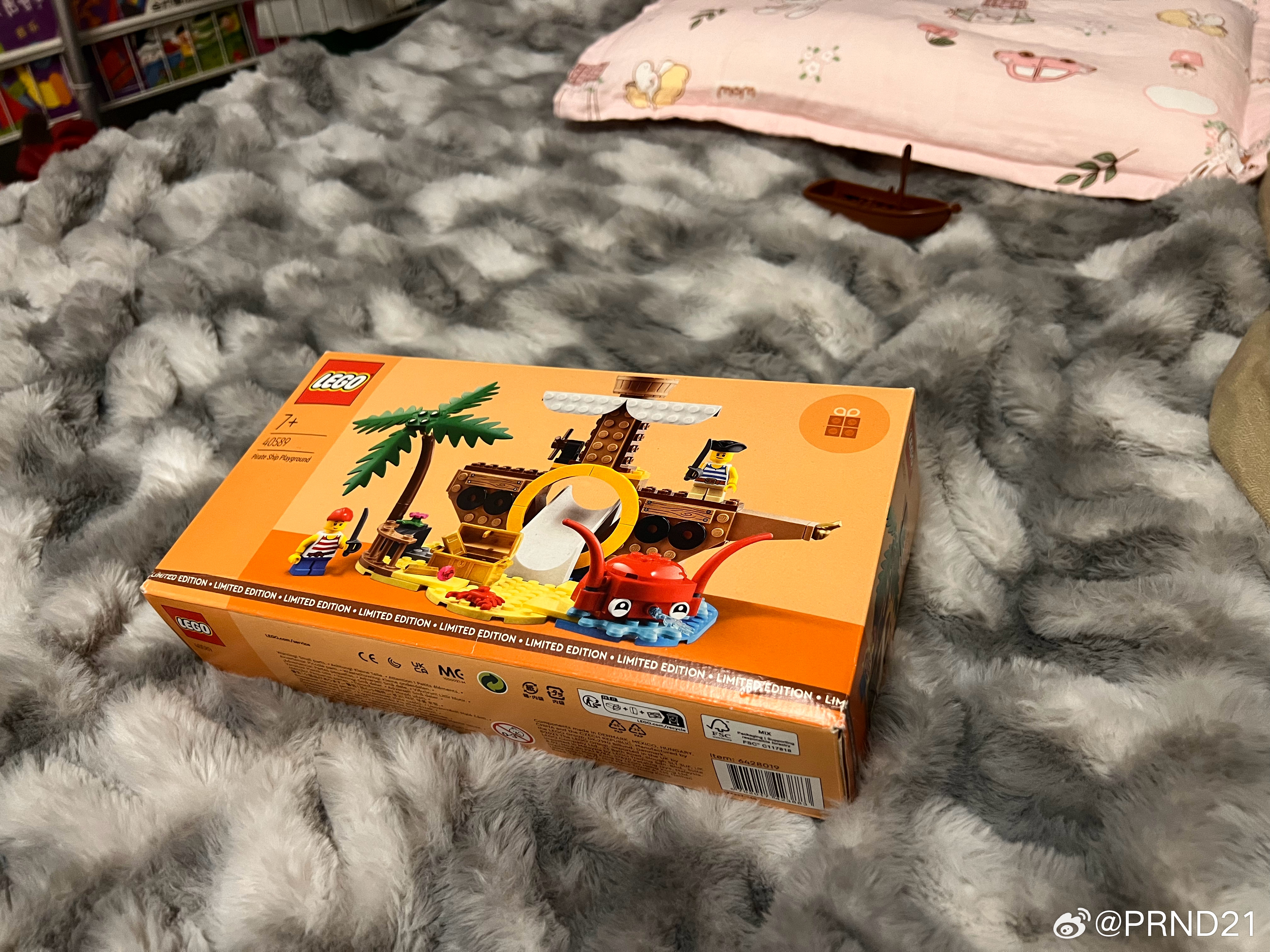 牙仙子是存在的！女儿的左下乳2昨天掉了放在枕头下，今天早上枕头下出现了一艘乐高小