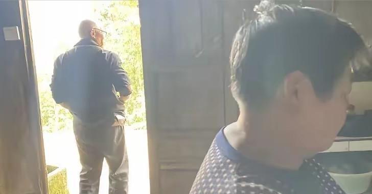 黔西的大山层层叠叠，记者镜头下的普通人间，就有一个结结实实扎疼过人的故事：42岁