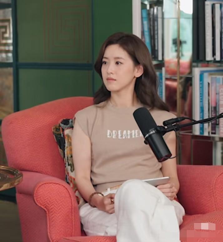 章泽天采访刘嘉玲一直在cue刘嘉玲60岁了有什么想法，cue就cue吧，关键问的