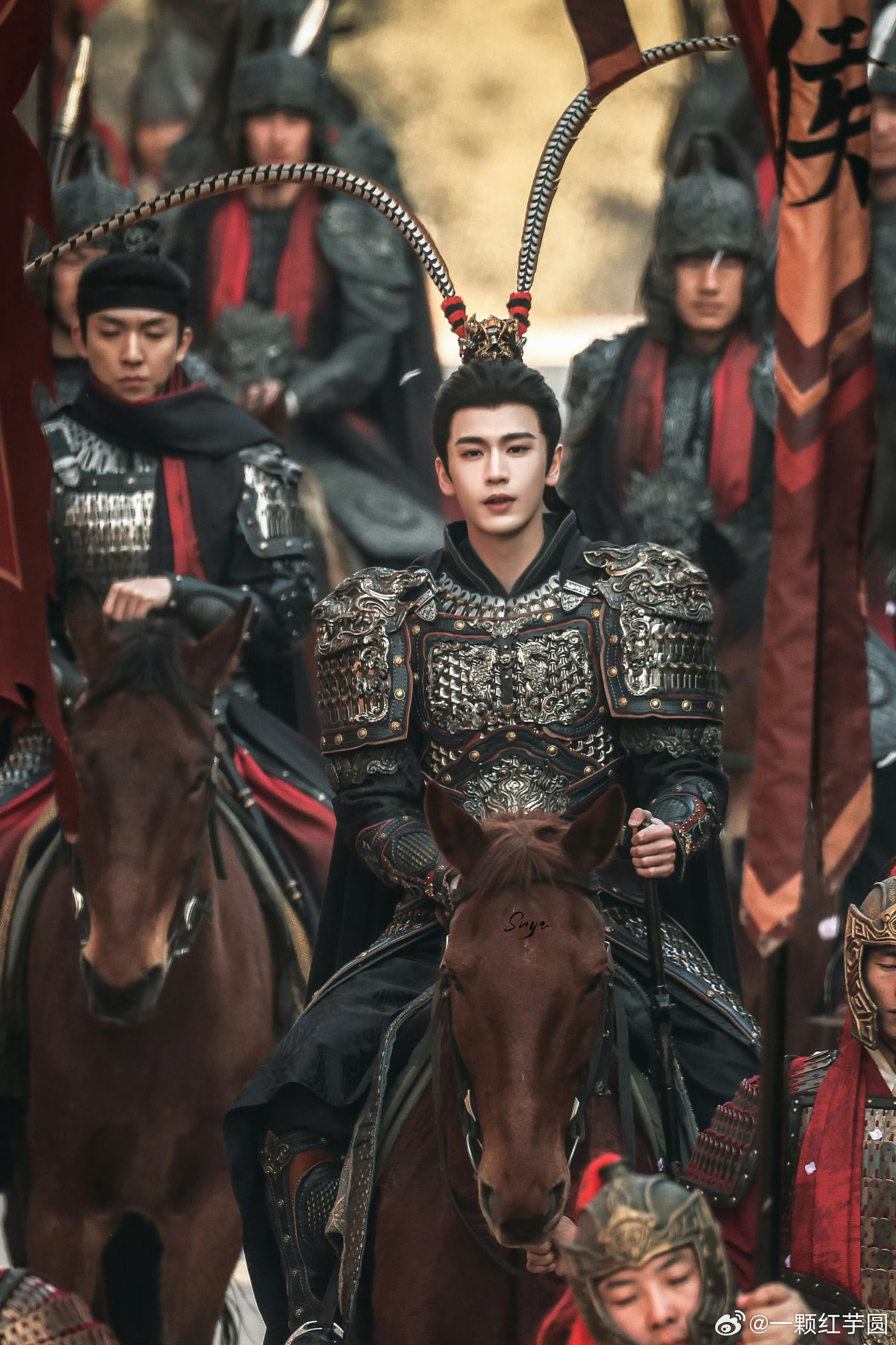 逐玉 央视新闻夸夸➕1️⃣！而且，还专门表扬了张凌赫的雉尾翎造型惊艳出圈！张凌赫