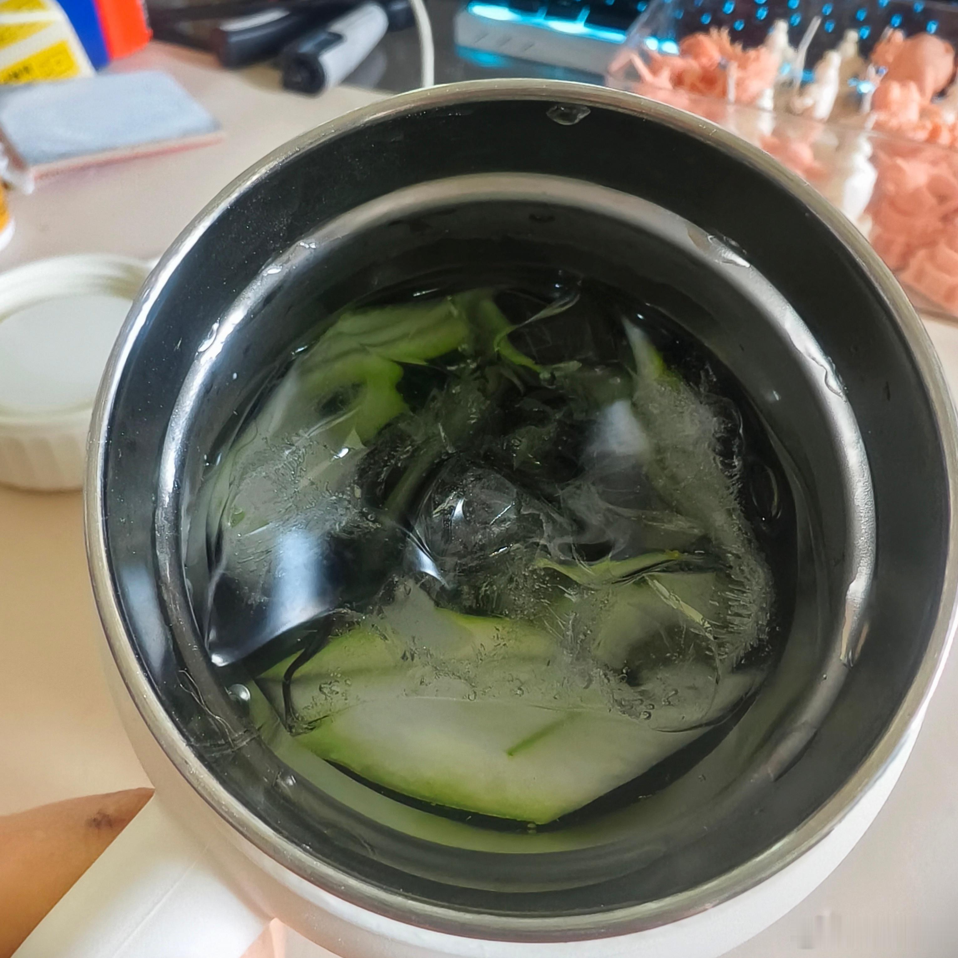 保温杯，但是冰块，但是泡的冬瓜皮 