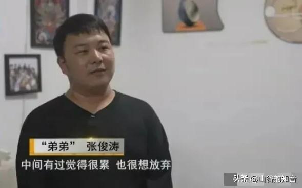 18岁小伙流落公园被大妈收留，16年报恩暖哭无数人
 
2009年，宁波一个18