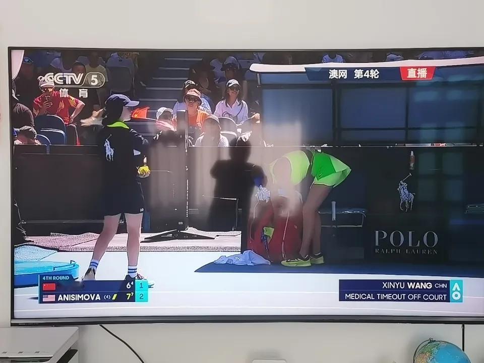 比赛直播现场：王欣瑜疑是大腿内侧拉伤，随队医生申请下场到休息室进行治疗。