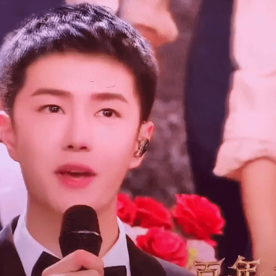 王一博[超话]王一博 太婴俊啦！这样可爱的宝宝想捧在手心亲亲举高高！[憧憬]王一