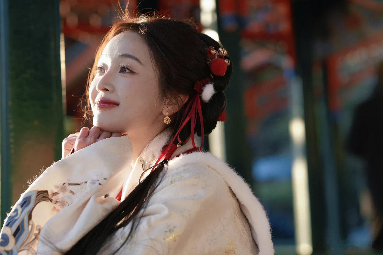 吴宣仪翟潇闻背后抱穿衬衫 翟潇闻背着吴宣仪穿衣服 游戏名场面氛围感拉满，翟潇闻稳