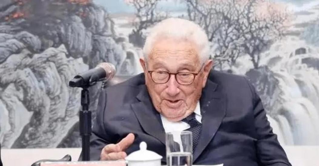 万万没想到，基辛格曾经预言称：俄乌最先耗干的不是俄乌美，而是一个意想不到的国家？