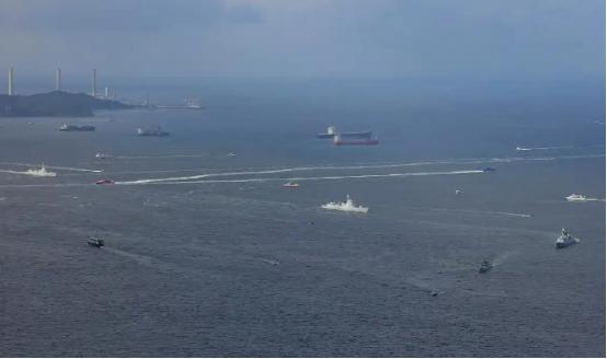 日舰闯台海引发的风波，背后是日本深陷地缘困局的焦虑与挣扎。我国外交部的严厉驳斥，