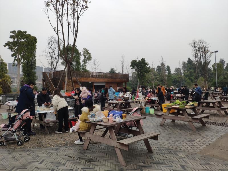 现在第一批“主理春节”的年轻人可真是玩嗨了！以往春节都是长辈操持，现在年轻人接过