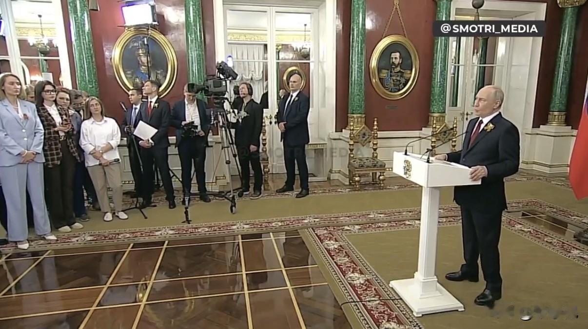 刚刚结束“胜利日”阅兵仪式的俄罗斯总统普京今天在克里姆林宫回答记者提问时表示：“