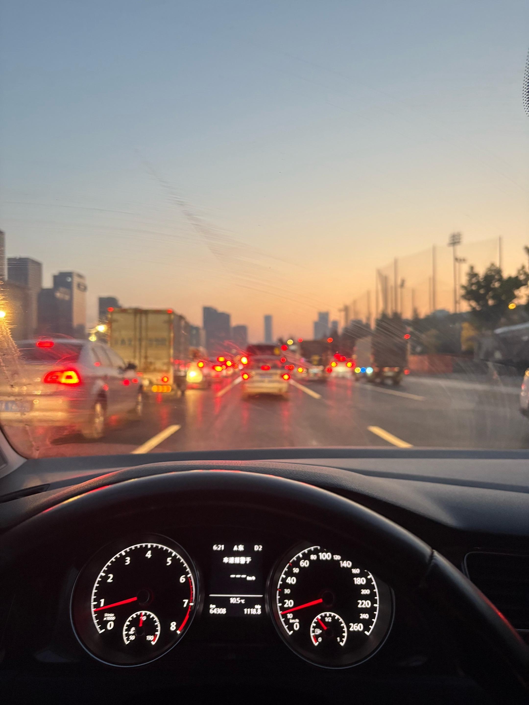 希望我的网络朋友们生活越过越好 早上五点多起床化妆到公司七点开播 这个...