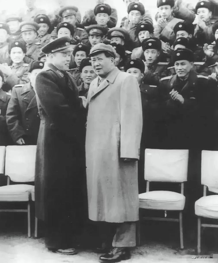 50年代，毛主席和某上将的合影，此将比主席还高，他是谁？毛主席是南人北相，身材高