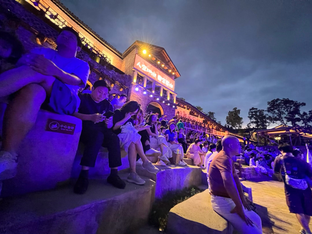 夜幕四合，晚饭后在窑湖小镇观赏《窑火颂》广场演艺，现场座无虚席、水泄不通。 宜兴
