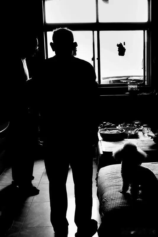 我超认同“人品重如山，良心比金贵”。老张被合作二十年的伙伴坑，对方卷款跑路，可老