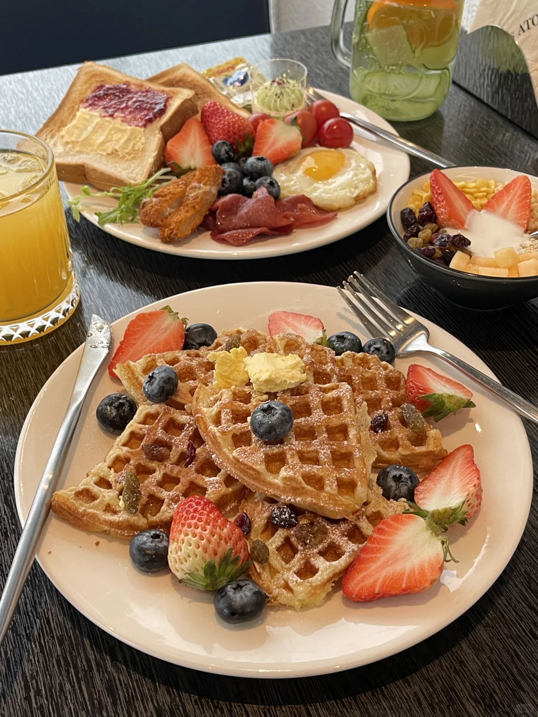 理想Brunch🧇华夫饼与吐司拼盘🍓酸奶碗🥣